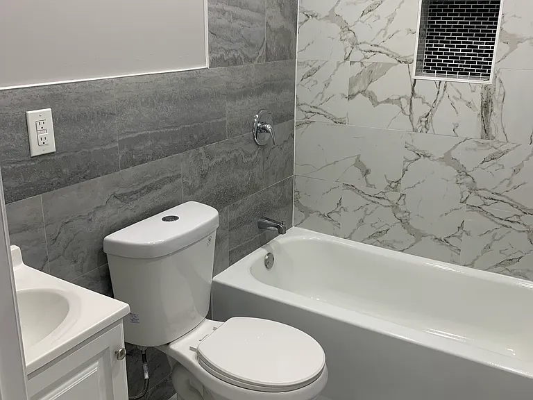125-127 Redwood Ave #1 — Photo 3