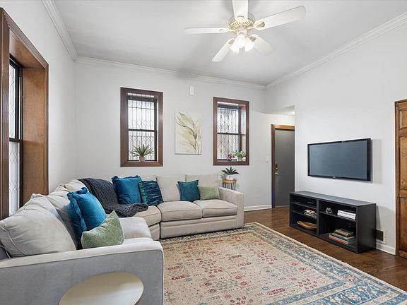 2nd image of 4028 N Sheridan Rd APT 1R