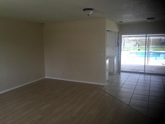 3rd image of 320 NE Camelot Dr