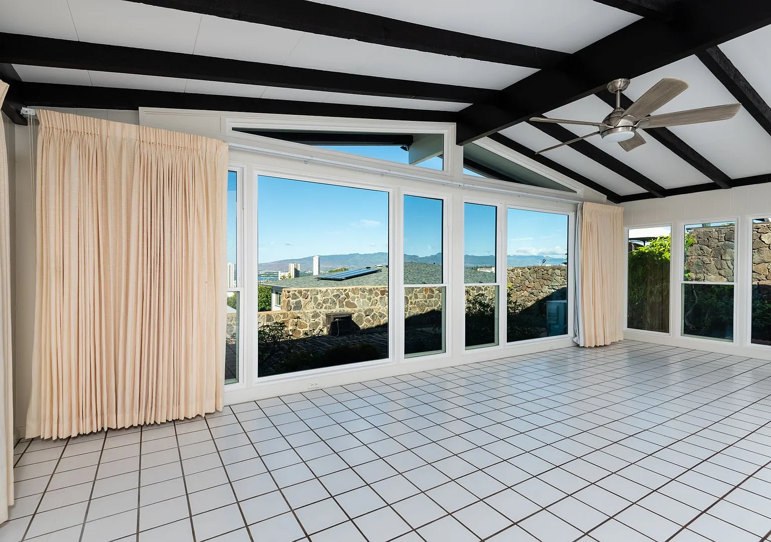 Spacious 3 bed/2 bath Single Level Family Home in Aiea Heights — Photo 3