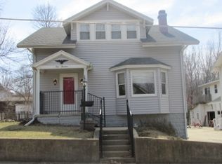 914 Harrison Ave, Charleston, IL 61920