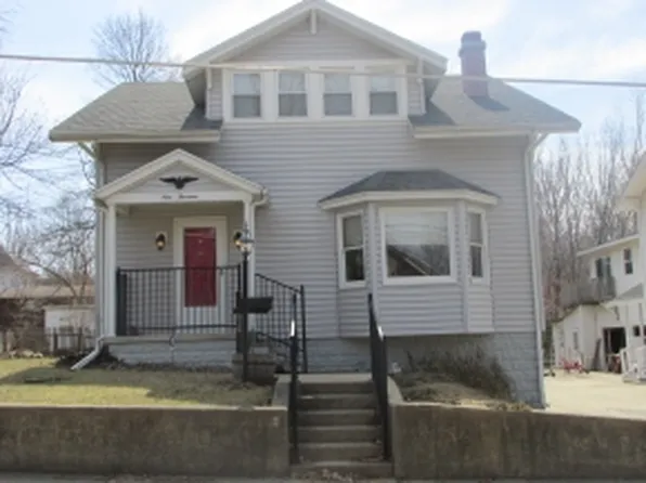 914 Harrison Ave, Charleston, IL 61920