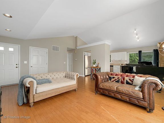 3rd image of 30W220 Huntington Dr
