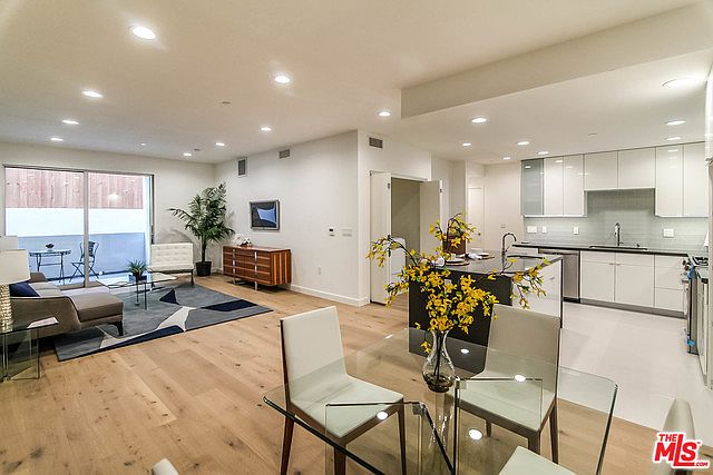 1st image of 4813 Oakwood Ave #101