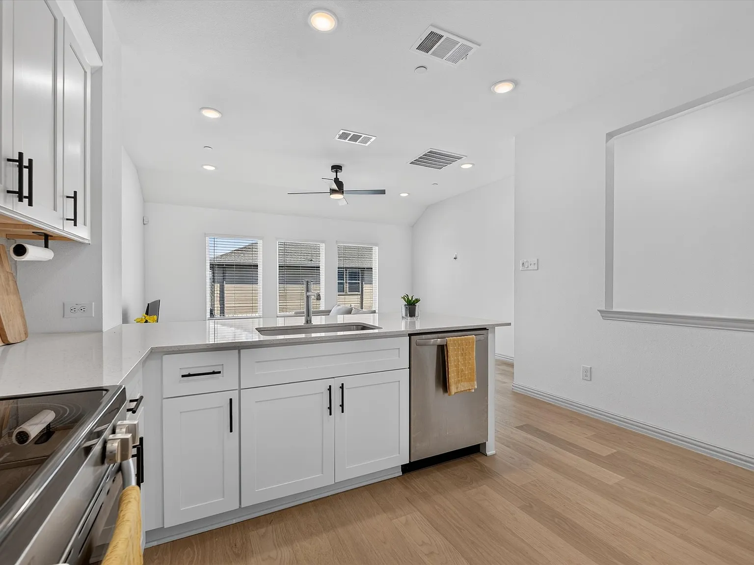 2 bed, 1084 sqft, $2,275 — Photo 4