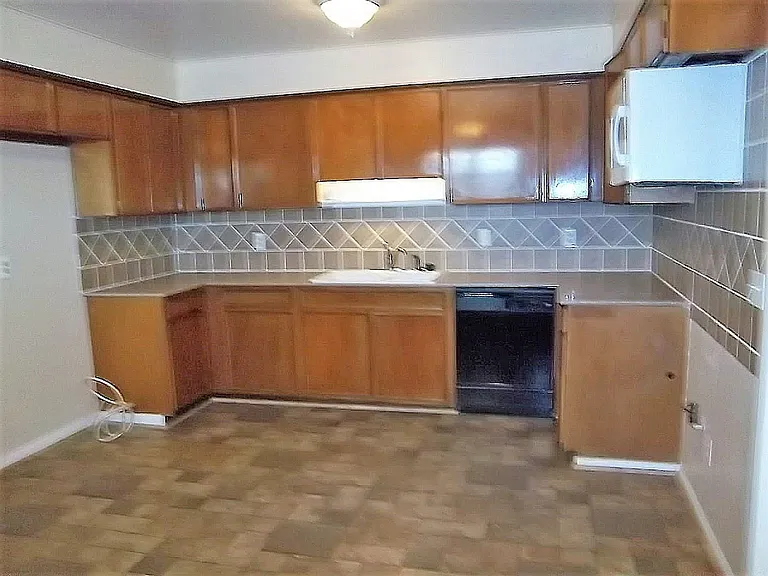2606 Douglas Dr — Photo 3
