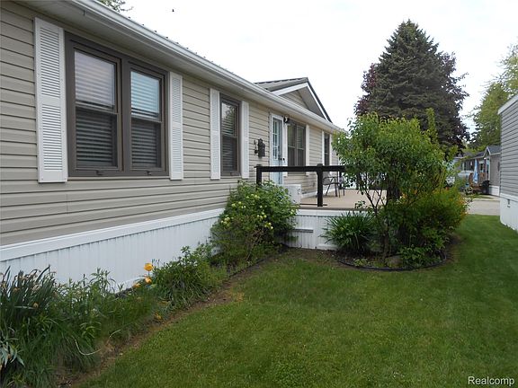 2nd image of 256 Shoreline W