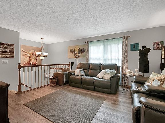 5th image of 12 Trailridge Ln