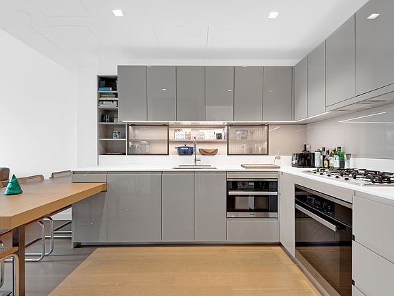 3rd image of 202 Broome St #12D