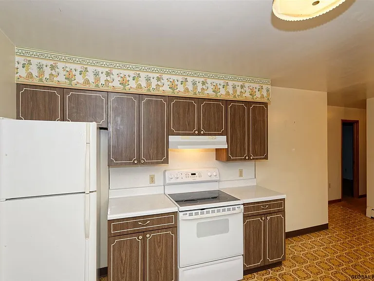 10 Alfred Dr E — Photo 11