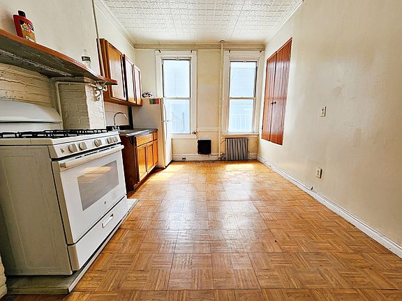 2nd image of 262 Kingsland Ave #2A