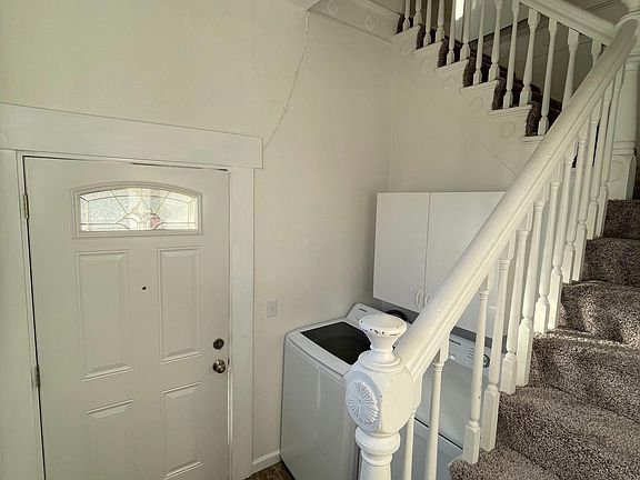 Entryway/Stairway