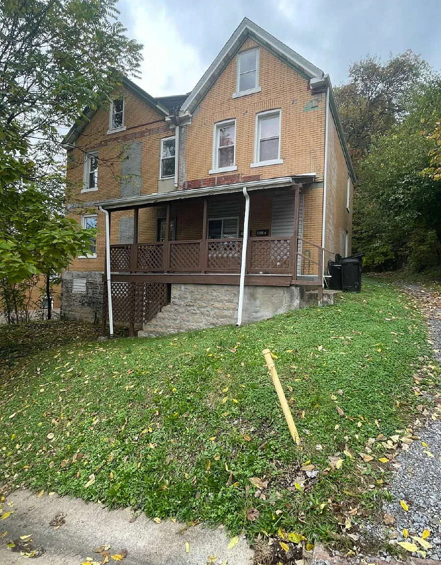 2 bed, 1.0 bath, $1,100 — Photo 2