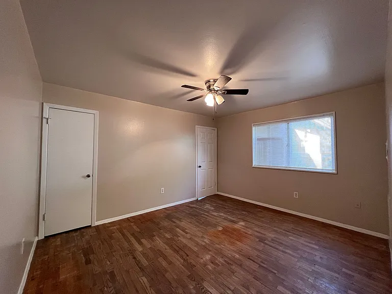 418 N Oak St — Photo 9