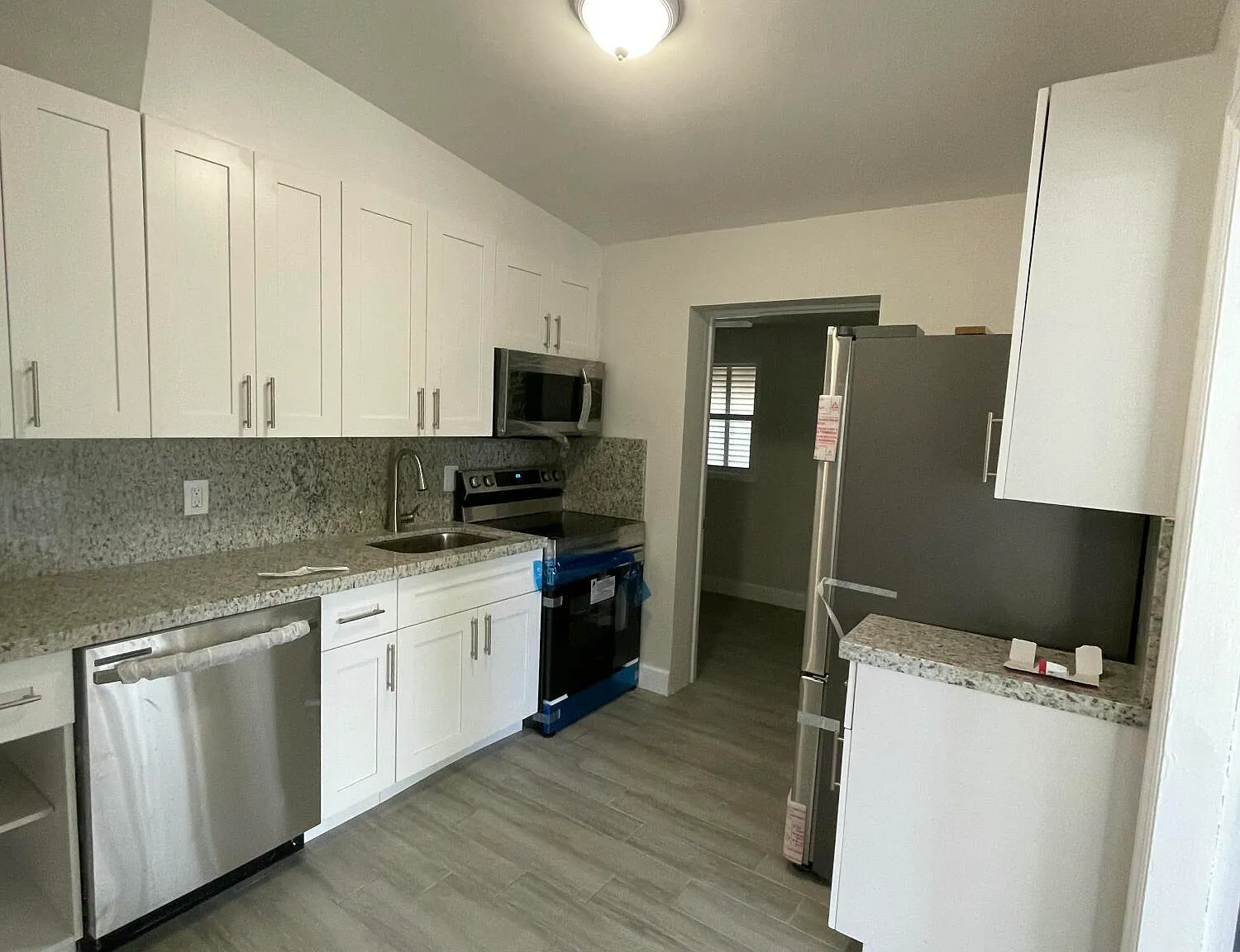 3 bed, 1.0 bath, 700 sqft, $2,999 — Photo 2