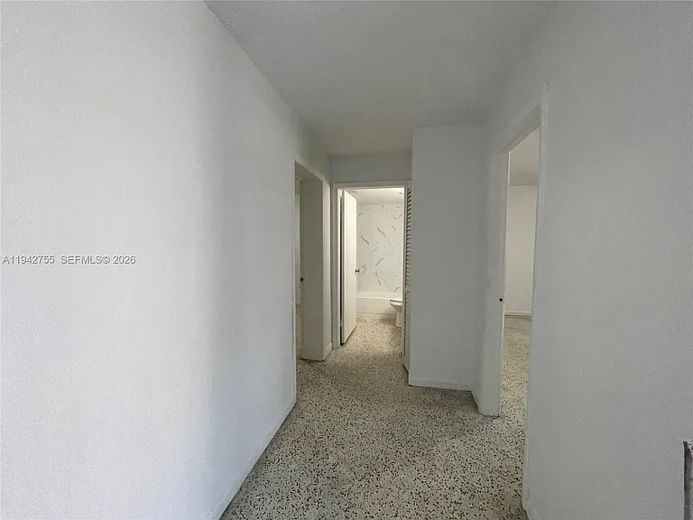 142 SW 18th Ave #19 — Photo 23
