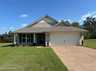 329 Cardinal Ln, Senatobia, MS 38668