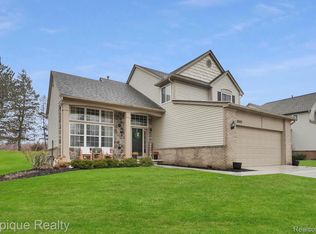 3593 Normandy Dr, Rochester, MI 48306