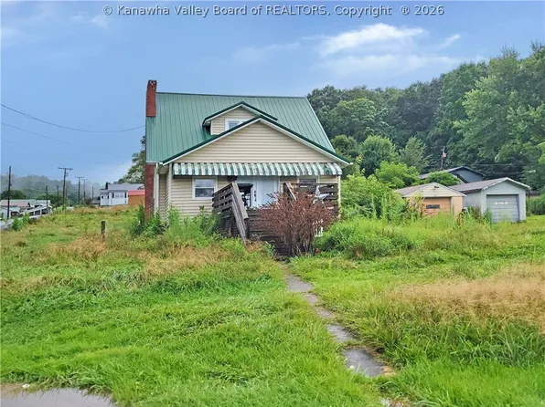 255 Maple Ln, Mount Hope, WV 25880