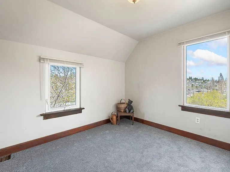 935 NE Maple St — Photo 13