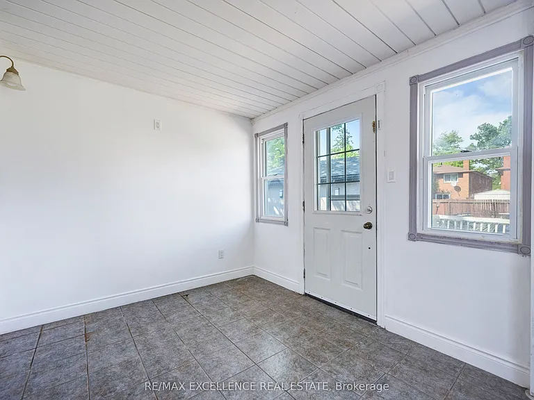 166 McLaughlin Rd S — Photo 13