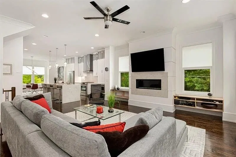 3 bed, 3.5 bath, 2400 sqft, $5,990 — Photo 4