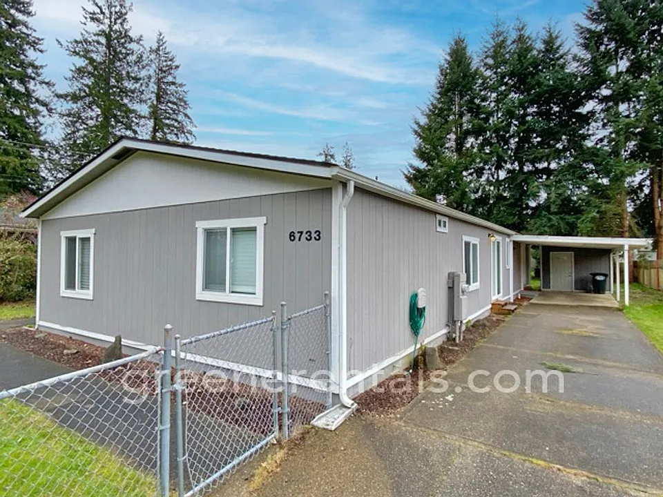 6733 5th Ct SE
