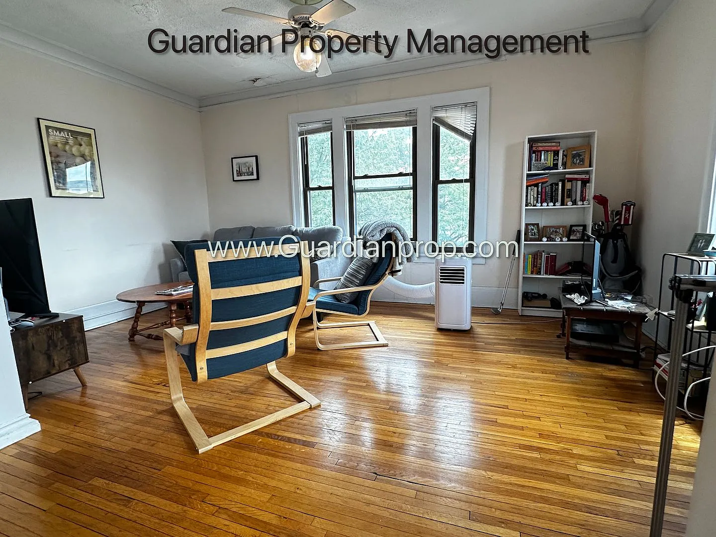 3rd Floor Corner Unit, SE Sun, Lakes Uptown Apartment, Blocks from Both Lakes, Hardwood Floors, O... — Photo 2