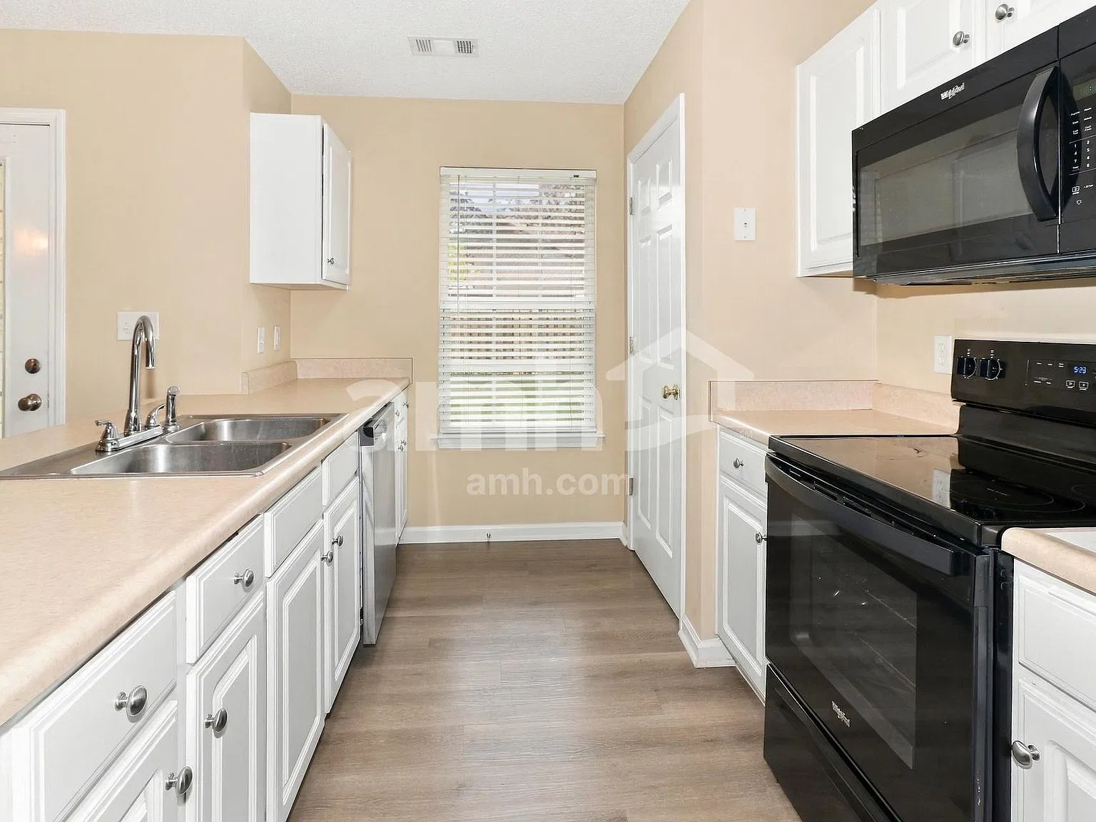 3 bed, 2.0 bath, 1448 sqft, $2,095 — Photo 4