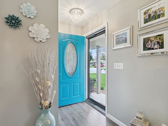 3rd image of 821 Columbia Dr