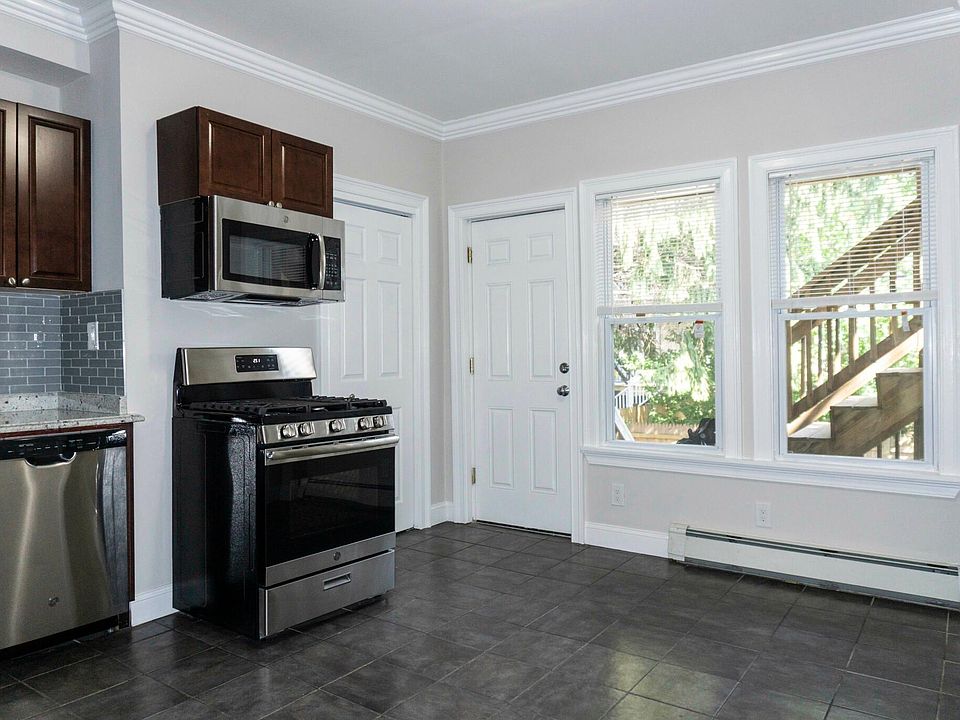 2nd image of 221 Chelsea St #1