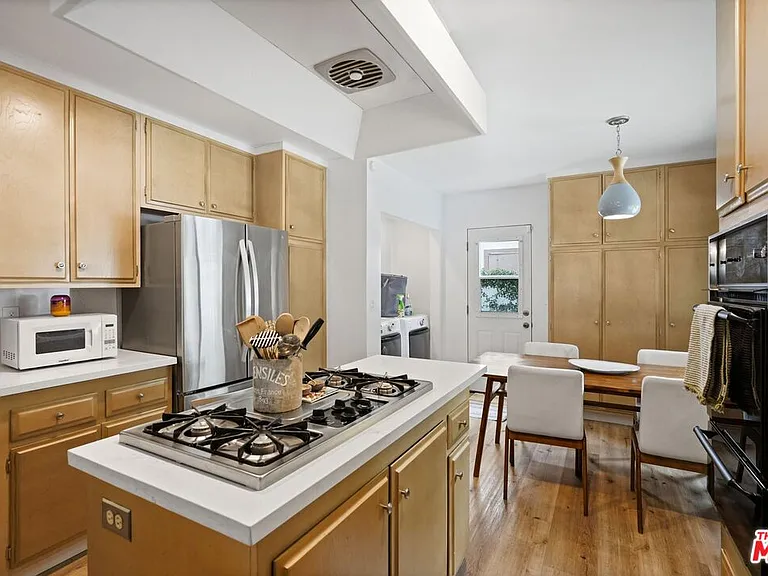 6558 Lasaine Ave — Photo 20
