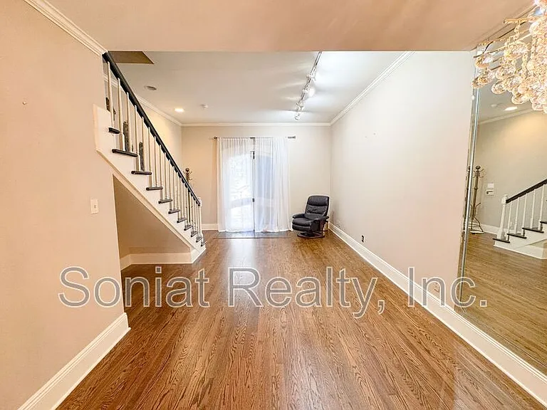 936 Conti St #11 — Photo 3