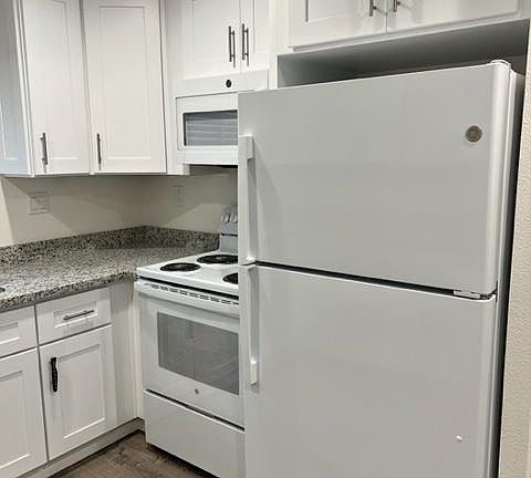 3rd image of 581 N Grant Ave