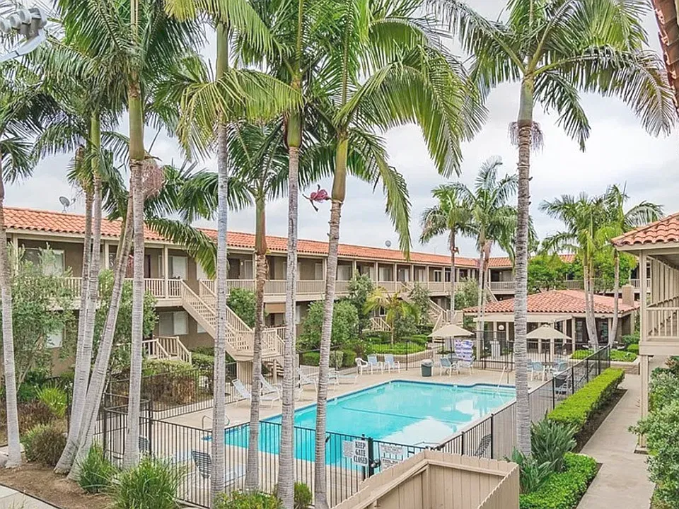 555 S La Veta Park Cir #209