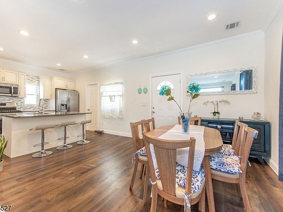 5th image of 75 Ringwood Ave