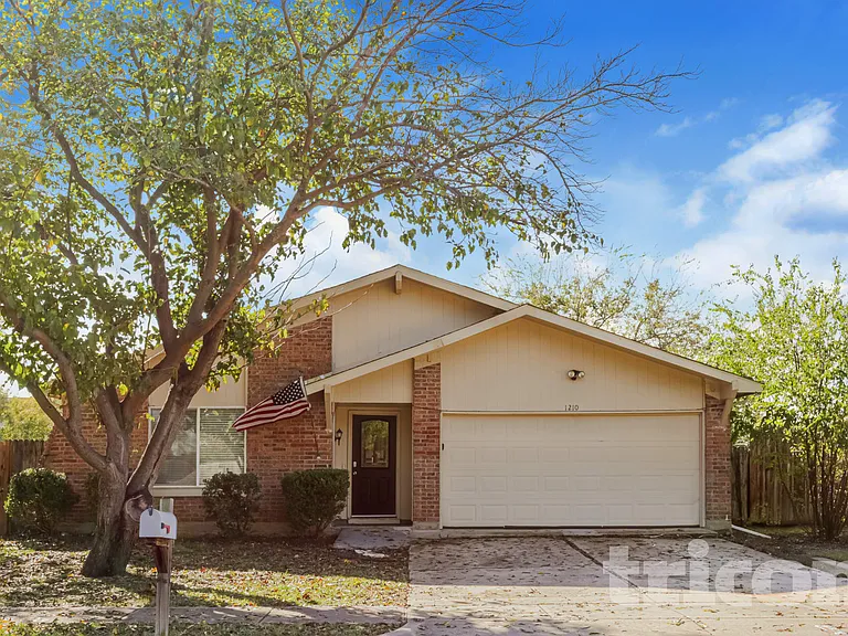 1210 Green Hill Dr — Photo 1