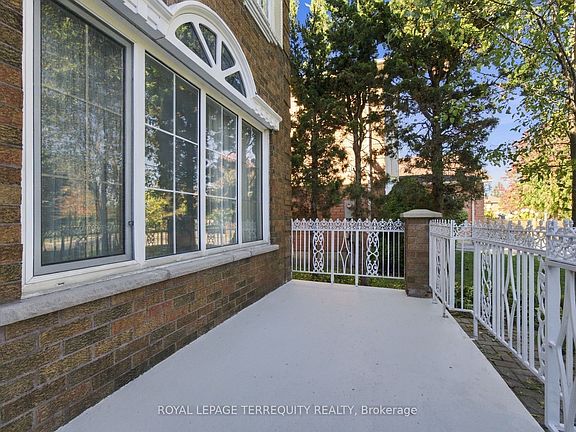 5th image of 8 Mallory Ave