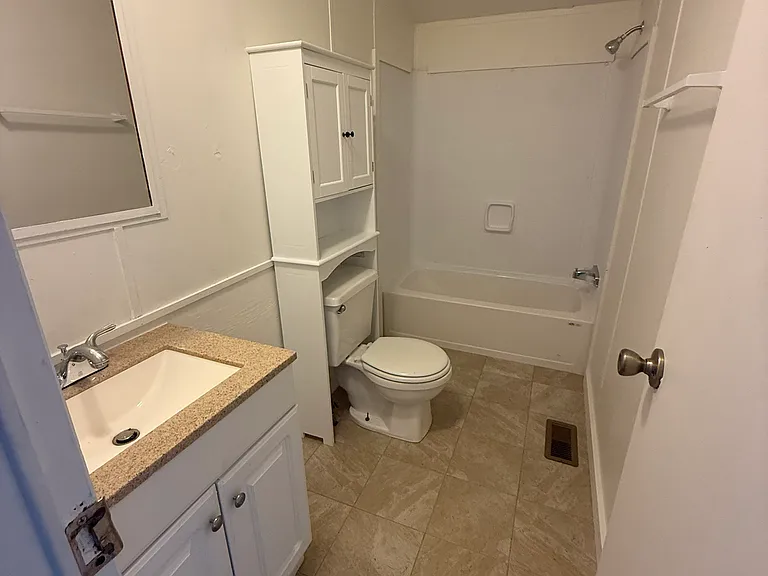 525 Rebecca Ln — Photo 5