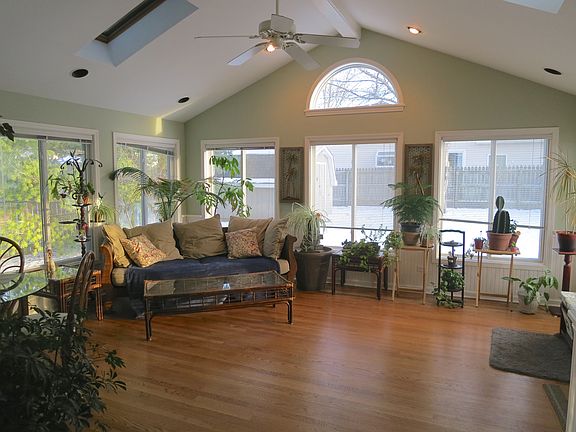 4th image of 1821 Chandler Ave