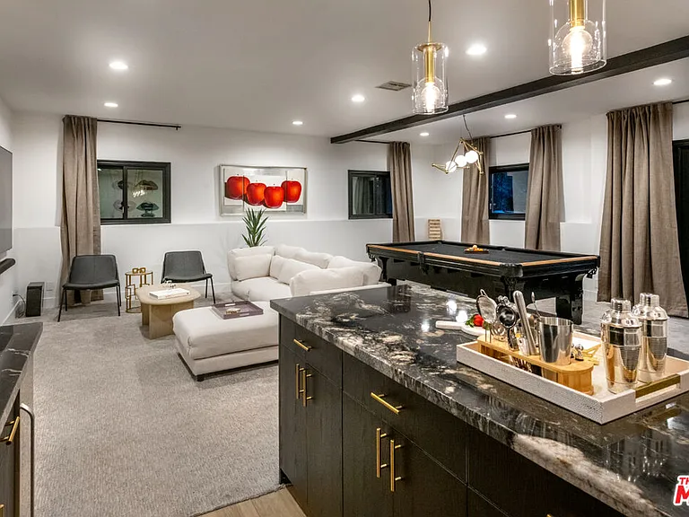 130 Reef Mall — Photo 37