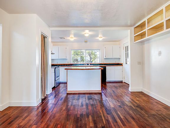 3rd image of 613 SE 1st St