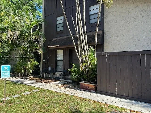 1761 Bayberry Dr — Photo 3