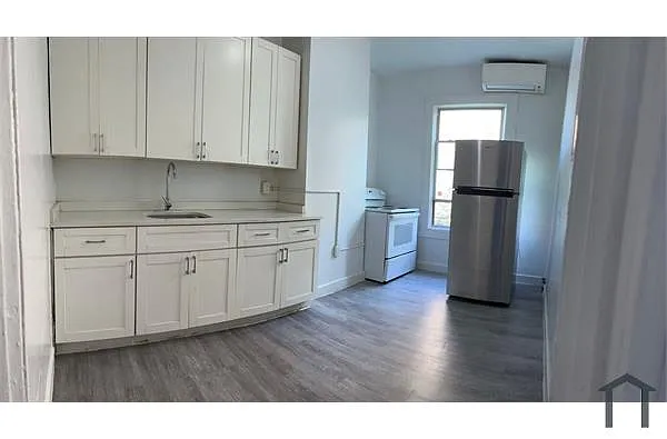 Building Photo - 2318 Valentine Ave #2A