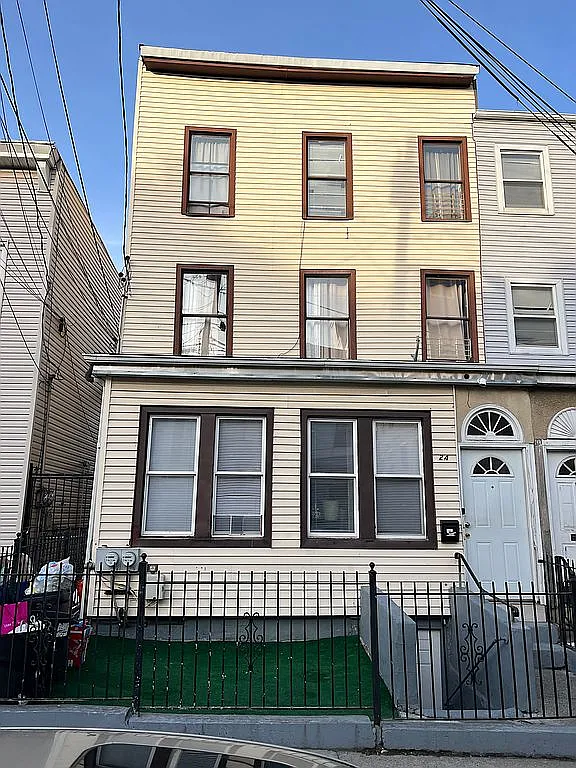 24 Westervelt Pl photo 1