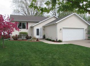 5309 Hillandale Rd, Davenport, IA 52806