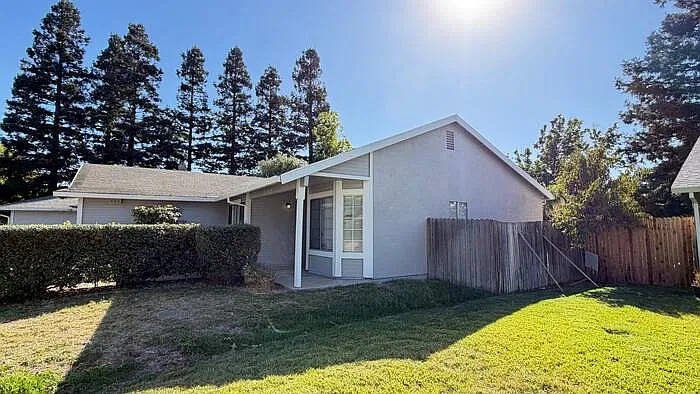 3 bed, 2.0 bath, 1165 sqft, $2,500 — Photo 2