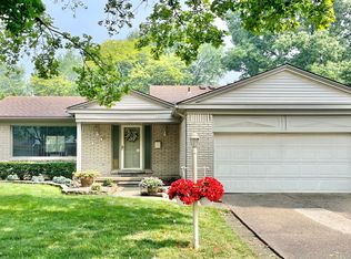 40686 Crabtree Ln, Plymouth, MI 48170