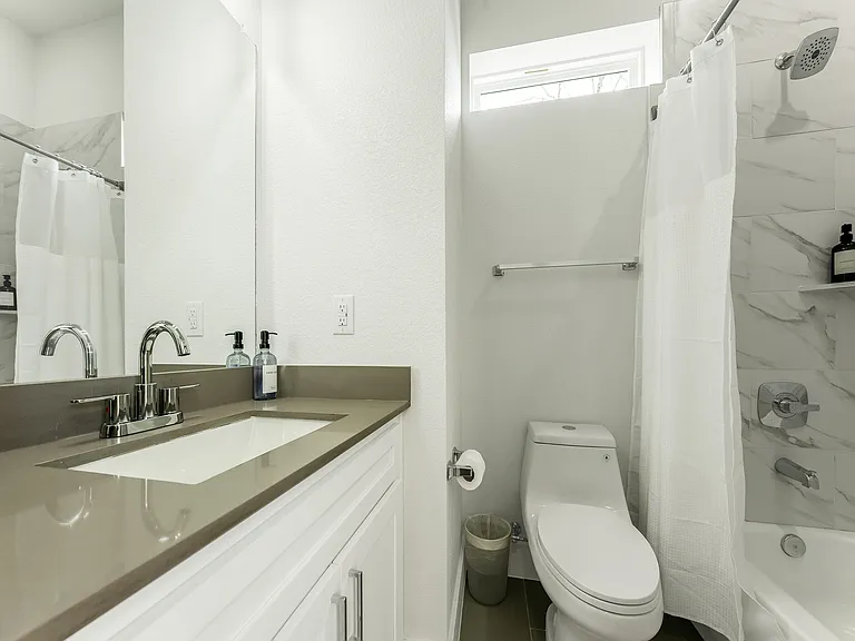 1004 Travis Ave #112 — Photo 20