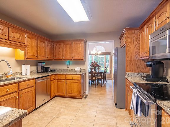 5th image of 30 Brookside Dr